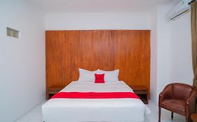Reddoorz Plus At Hotel Surya Solo